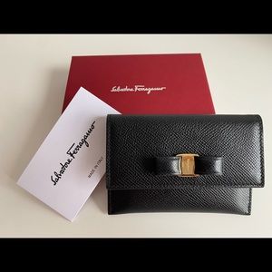 salvatore ferragamo vara bow card holder